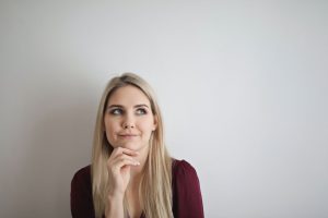 Πώς να ανοίξετε το χρώμα των μαλλιών σας στο σπίτι; Φυσικές μέθοδοι