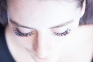 Το έλαιο για τα ματιά: Το πρεμιέαλ ιερό σε ένα μοντέρνο φάσμα